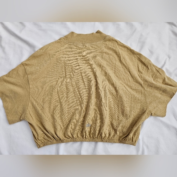 Alo Women's Cropped Top Shirt - Picture 5 of 9